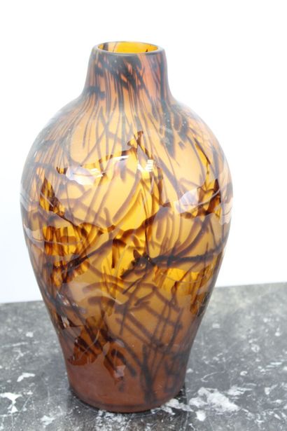 Important vase en verre orangé à décor de...