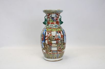 ASIE.
Vas en porcelaine émaillée polychrome...
