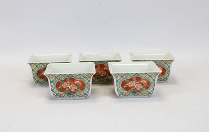 ASIE.
Ensemble de cinq coupelles en porcelaine...