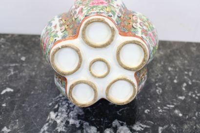 CHINE
Tulipière en porcelaine émaillée polychrome...