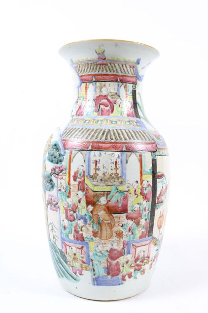 CHINE.
Vase à décor de scènes d'intérieur,...