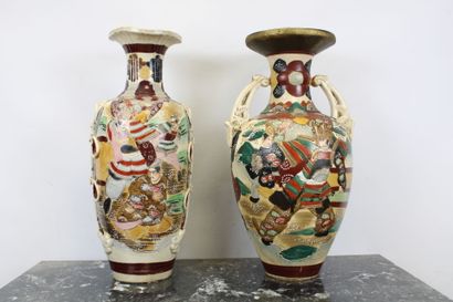 ASIE
Paire de grands vases en faïence polychrome...