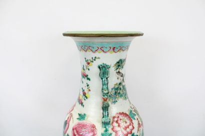 ASIE.
Vase en porcelaine émaillée polychrome...