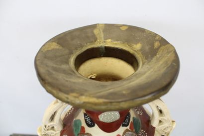 ASIE
Paire de grands vases en faïence polychrome...