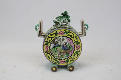 CHINE. 
Brûle parfum en forme de gourde et...