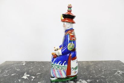 CHINE. 
Mandarin assis, statue en porcelaine...