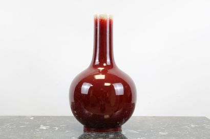 CHINE. Vase à long col en céramique émaillé...