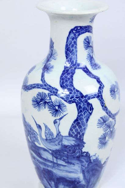 CHINE
Vase en faïence bleu et blanche, à...