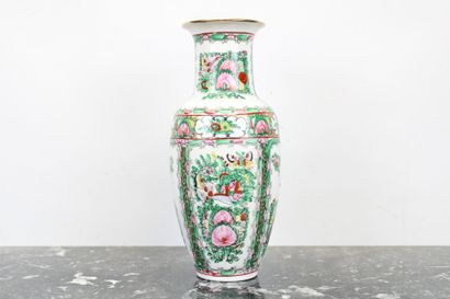 Vase en porcelaine à décor de fleurs et de...