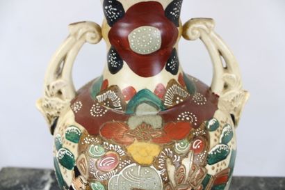ASIE
Paire de grands vases en faïence polychrome...