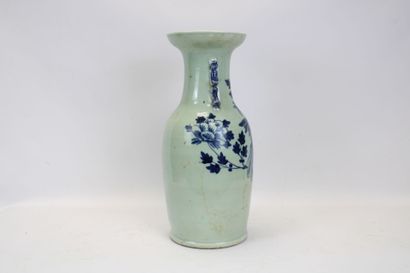 ASIE.
Vase en porcelaine émaillée bleu/blanc...