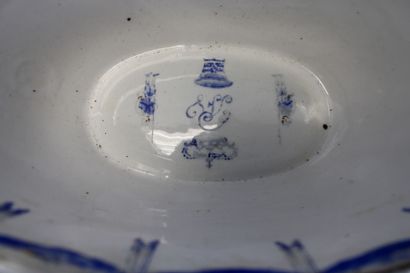 CHINE. Plat de service en faïence blanche...