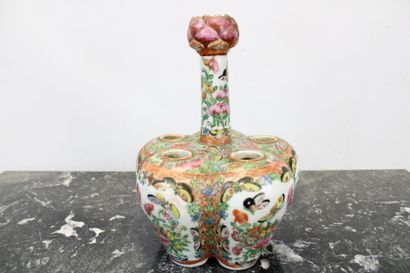 CHINE
Tulipière en porcelaine émaillée polychrome...