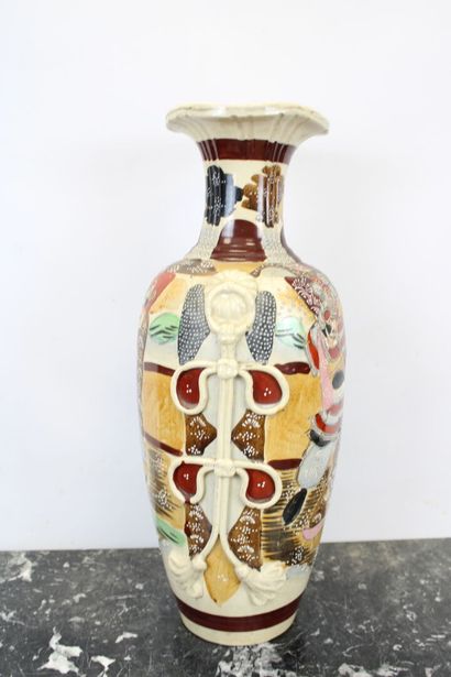ASIE
Paire de grands vases en faïence polychrome...