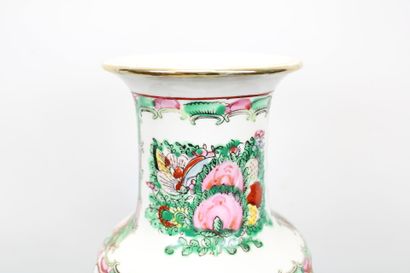 Vase en porcelaine à décor de fleurs et de...