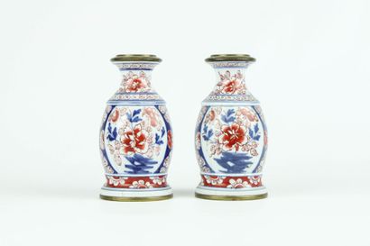 Paire de vases en porcelaine blanche à décor...