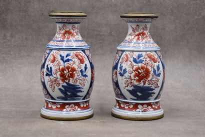 Paire de vases en porcelaine blanche à décor...