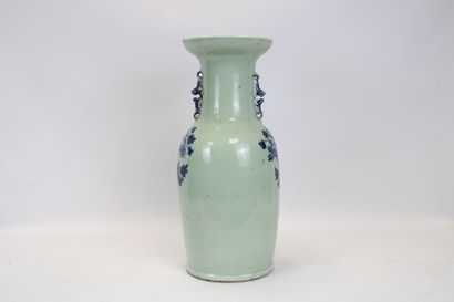 ASIE.
Vase en porcelaine émaillée bleu/blanc...