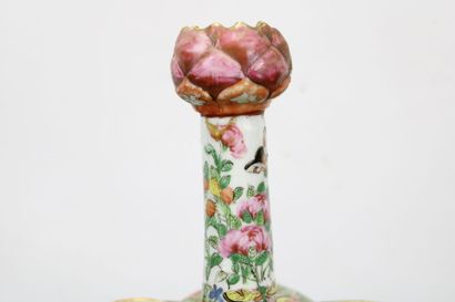 CHINE
Tulipière en porcelaine émaillée polychrome...