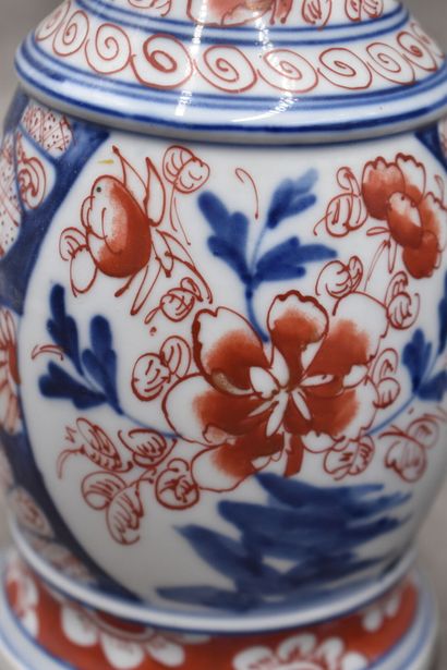 Paire de vases en porcelaine blanche à décor...