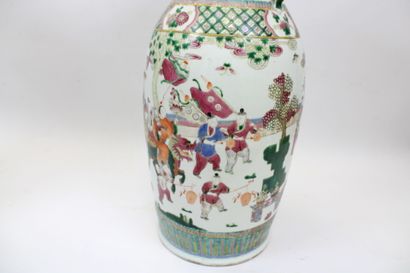 CHINE.
Importante paire de vases de la famille...