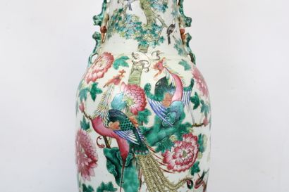 ASIE.
Vase en porcelaine émaillée polychrome...