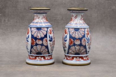 Paire de vases en porcelaine blanche à décor...