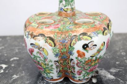 CHINE
Tulipière en porcelaine émaillée polychrome...
