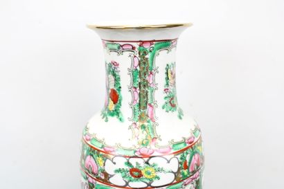 Vase en porcelaine à décor de fleurs et de...