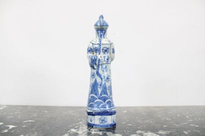 CHINE
Dignitaires mandarins, statues en porcelaine...