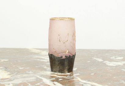 DAUM Nancy.
Petit vase rouleau en verre doublé...