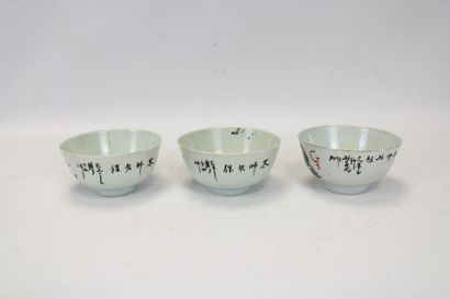 ASIE.
Ensemble de trois bols à riz en porcelaine...