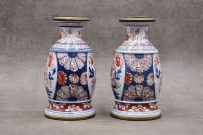 Paire de vases en porcelaine blanche à décor...