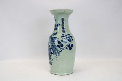 ASIE.
Vase en porcelaine émaillée bleu/blanc...
