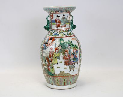 ASIE.
Vas en porcelaine émaillée polychrome...