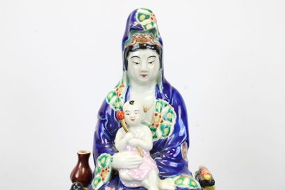 CHINE. 
Guanyin assise, statuette en porcelaine...