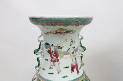 CHINE.
Importante paire de vases de la famille...