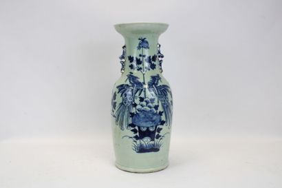 ASIE.
Vase en porcelaine émaillée bleu/blanc...