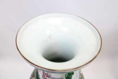 CHINE.
Importante paire de vases de la famille...