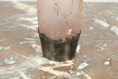 DAUM Nancy.
Petit vase rouleau en verre doublé...