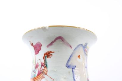 CHINE.
Vase à décor de scènes d'intérieur,...