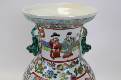 ASIE.
Vas en porcelaine émaillée polychrome...