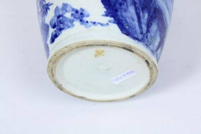 CHINE
Vase en faïence bleu et blanche, à...