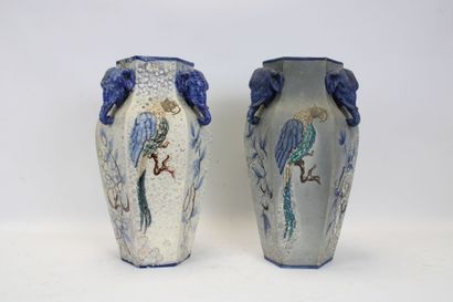 CHINE. 
Paire de vases hexagonaux en terre-cuite...