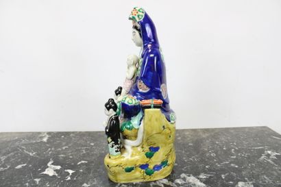 CHINE. 
Guanyin assise, statuette en porcelaine...