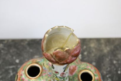 CHINE
Tulipière en porcelaine émaillée polychrome...