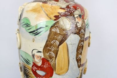 ASIE
Paire de grands vases en faïence polychrome...
