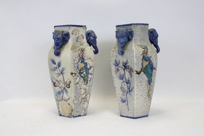 CHINE. 
Paire de vases hexagonaux en terre-cuite...
