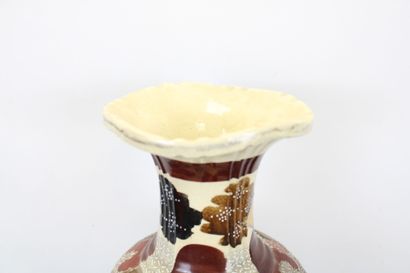 ASIE
Paire de grands vases en faïence polychrome...
