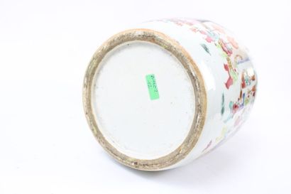 CHINE.
Vase à décor de scènes d'intérieur,...